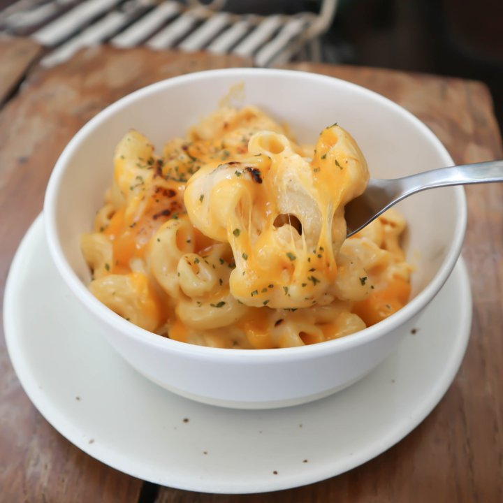 Macarrones con queso en taza